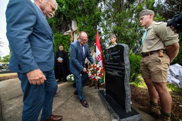 grief-care-laying-wreath-at-memorial-headstone-ceremony