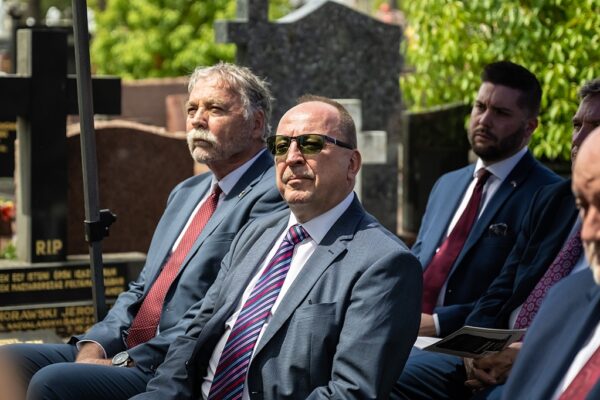 grief-care-memorial-service-attendees-in-cemetery