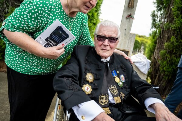 grief-care-veteran-with-medals-at-memorial-service